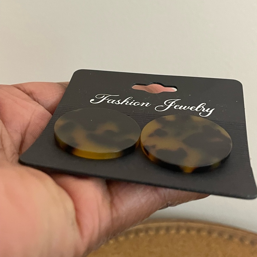 Tortoise Shell Pattern Earrings - Picture 3 of 6
